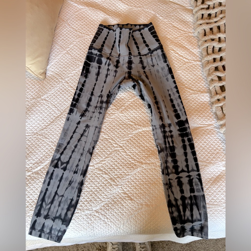 Lululemon size 2 tie dye print leggings EUC